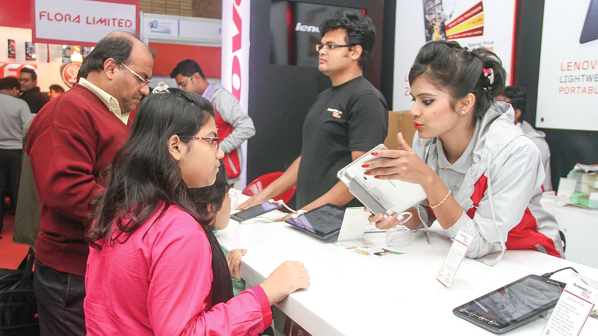 স্মার্টফোনের মেলা আগ্রহ বেশি তরুণদের। গত বছরের স্মার্টফোন মেলায়স্মার্টফোনের মেলা আগ্রহ বেশি তরুণদের। গত বছরের স্মার্টফোন মেলায়