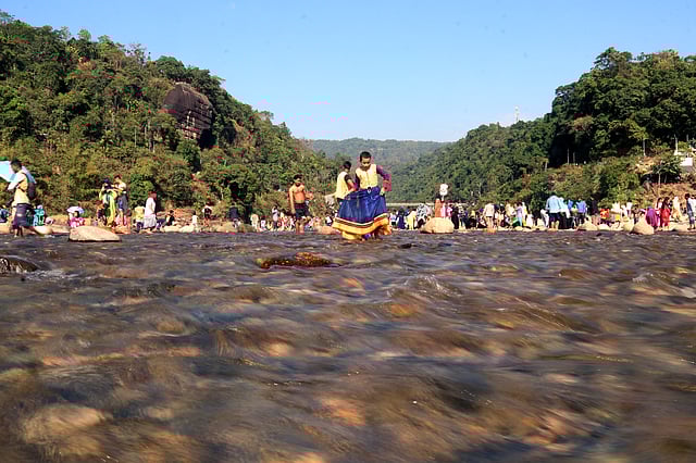 সিলেটের সীমান্তবর্তী গোয়াইনঘাট উপজেলায় অবস্থিত অন্যতম পর্যটন এলাকা জাফলং। সারা বছরই এখানে কমবেশি পর্যটকদের ভিড় লেগে থাকে। জাফলংয়ের প্রধান আকর্ষণ মেঘালয় পাহাড়ের কোলে পিয়াইন নদ ষড়্ঋতুর বিভিন্ন সময়ে ভিন্ন ভিন্ন রূপ ধারণ করে। বর্ষায় পিয়াইনে উপচেপড়া পানি থাকলেও শীতে ভিন্ন রূপ। স্বচ্ছ জল আর পাথরের মিতালি দেখতে শীতের এ সময়ে জাফলংয়ে বেড়াতে আসা ভ্রমণপিপাসুরা নিতে পারেন প্রকৃতির আরেক স্বাদ। ছবি: আনিস মাহমুদ