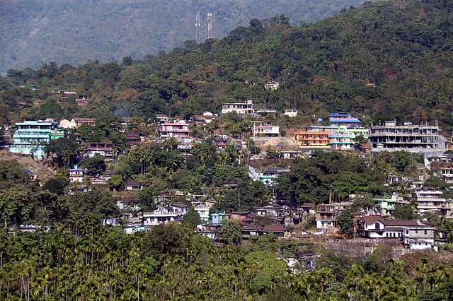 জাফলংয়ের সোনাটিলা থেকে দেখা মেলে ভারতের মেঘালয় পাহাড়ে ডাউকি এলাকা। ছবি: আনিস মাহমুদ