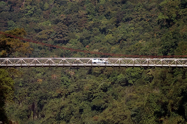 জাফলং থেকে মেঘালয় পাহাড়ে দেখা মেলে ঝুলন্ত সেতু। ছবি: আনিস মাহমুদ