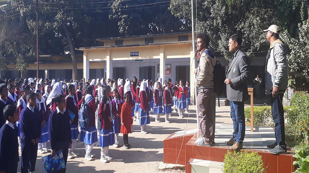 শীতের সকালের কুয়াশা কাটিয়ে তখন শিক্ষার্থীদের পদচারণে মুখরিত ঠাকুরগাঁও সরকারি বালিকা উচ্চবিদ্যালয় মাঠ। গণিত অলিম্পিয়াড উৎসব, ঠাকুরগাঁও, ৭ জানুয়ারি। ছবি: প্রথম আলো