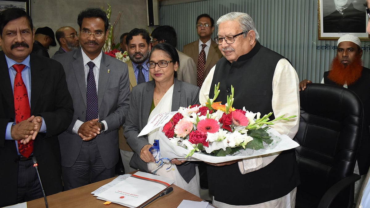 প্রবাসী ও বৈদেশিক কর্মসংস্থান প্রতিমন্ত্রী ইমরান আহমদকে ফুল দিয়ে শুভেচ্ছা জানাচ্ছেন মন্ত্রণালয়ের কর্মকর্তারা। ছবি: পিআইডি