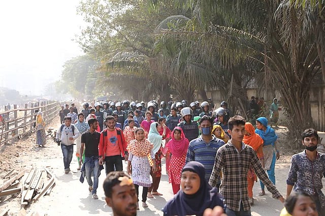 পোশাকশ্রমিকেরা আজ মঙ্গলবারও সড়কে নেমে বিক্ষোভ করছেন। ছবি: তানভীর আহমেদ