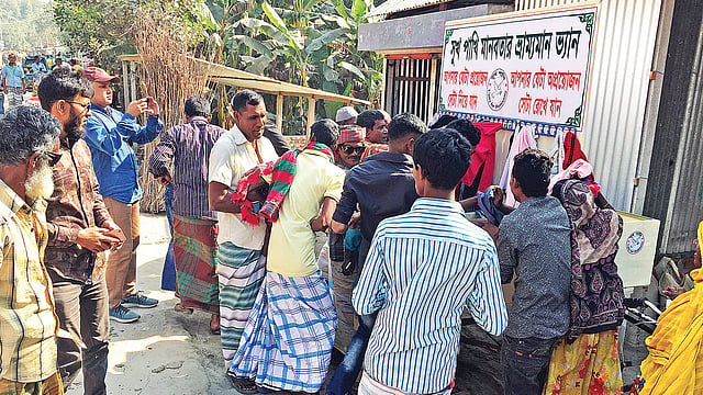 বিনা মূল্যে বিতরণের জন্য ভ্যানে রাখা হয়েছে শীতবস্ত্র। গত শনিবার সিরাজগঞ্জ শহরের চান্দু আলী মোড়ে।  ছবি: প্রথম আলো
