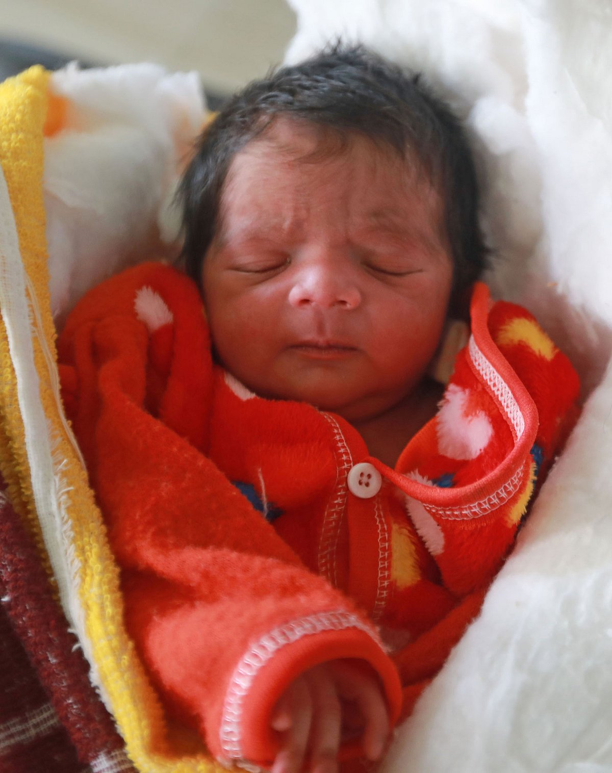 জন্মের পর ফুটপাতের ধুলায় পড়ে ছিল নবজাতকটি। চট্টগ্রাম, ৮ জানুয়ারি। ছবি: জুয়েল শীল