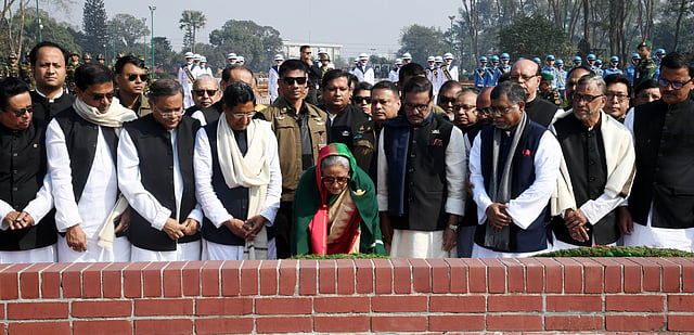 জাতীয় স্মৃতিসৌধে প্রধানমন্ত্রী শেখ হাসিনার শ্রদ্ধা নিবেদনের সময় তাঁর সঙ্গে ছিলেন নতুন মন্ত্রিসভার সদস্যরা। ছবি: পিআইডি