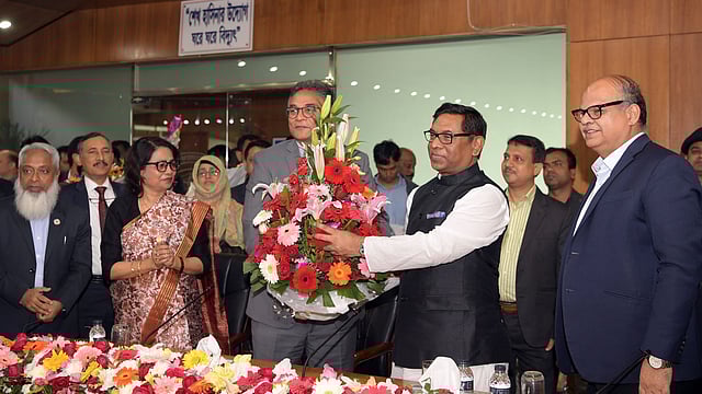 বিদ্যুৎ, জ্বালানি ও খনিজ সম্পদ মন্ত্রণালয়ের প্রতিমন্ত্রী নসরুল হামিদকে ফুল দিয়ে বরণ করে নেন কর্মকর্তারা।