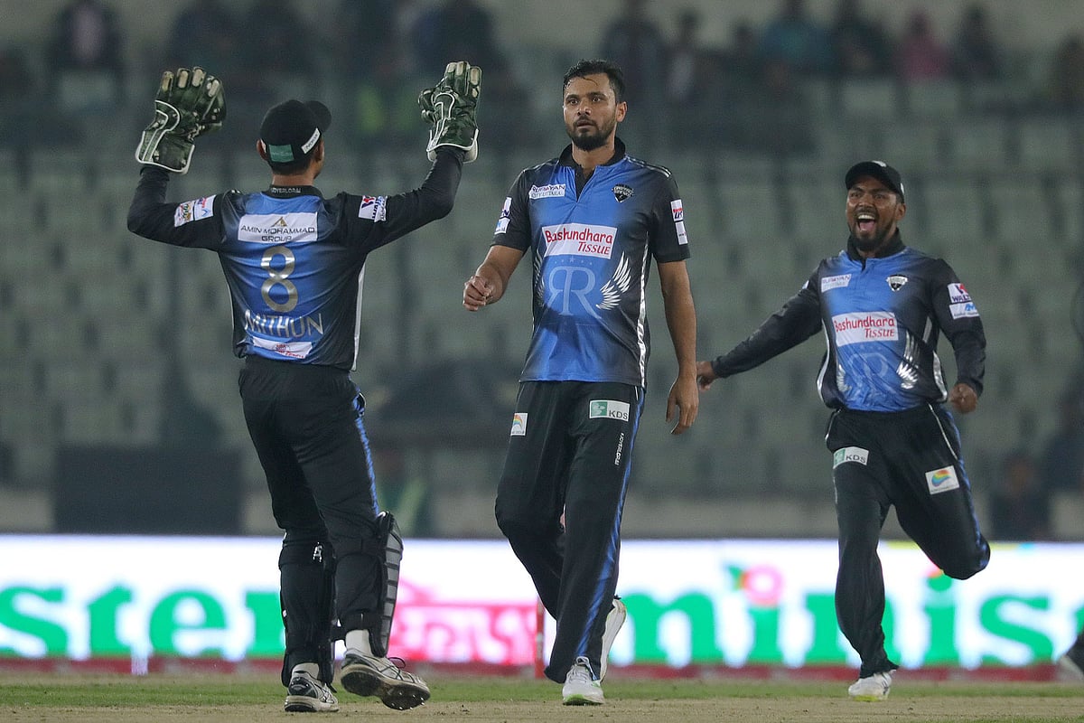 টি-টোয়েন্টিতে নিজের ক্যারিয়ার-সেরা বোলিং করলেন মাশরাফি। ছবি: প্রথম আলো