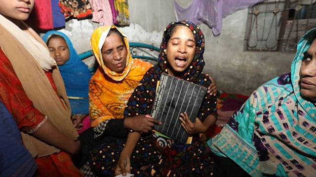 নুসরাত জাহানের মা ফাহিমা বেগমের আহাজারি। শাহ জালাল রোড, কোনাপাড়া, ডেমরা। ছবি: দীপু মালাকার