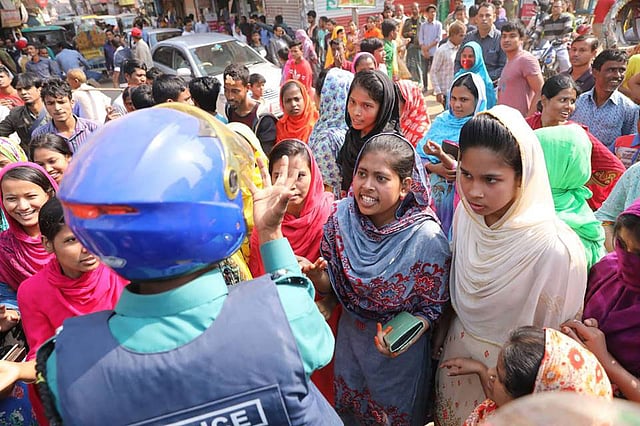 পোশাকশ্রমিকেরা আজ মঙ্গলবারও সড়কে নেমে বিক্ষোভ করছেন। ছবি: তানভীর আহমেদ