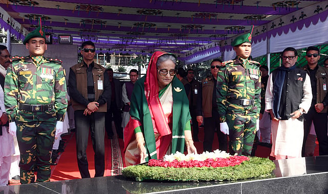প্রধানমন্ত্রী আজ মঙ্গলবার সকালে রাজধানীর ধানমন্ডির ৩২ নম্বরে বঙ্গবন্ধু স্মৃতি জাদুঘরের সামনে বঙ্গবন্ধু শেখ মুজিবুর রহমানের প্রতিকৃতিতে ফুল দিয়ে শ্রদ্ধা জানান। ছবি: পিআইডি