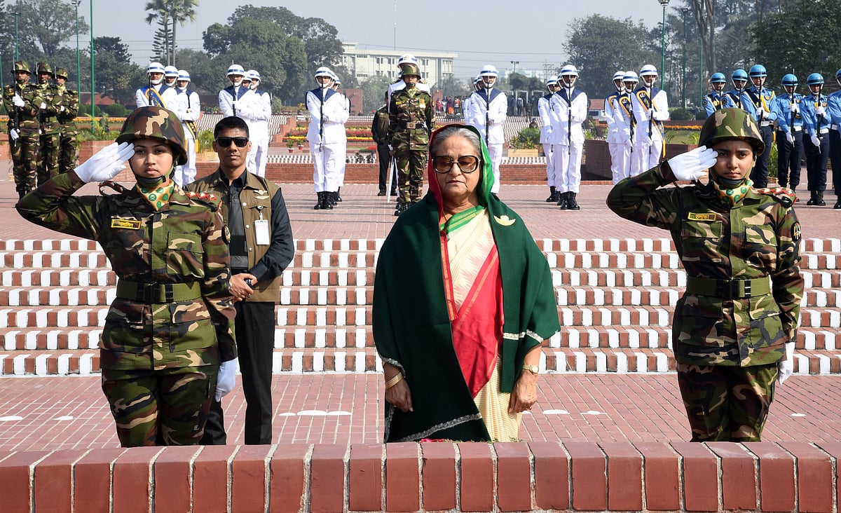 নতুন সরকারের মন্ত্রিসভা গঠন উপলক্ষে প্রধানমন্ত্রী শেখ হাসিনা আজ মঙ্গলবার সাভারে জাতীয় স্মৃতিসৌধে ফুল দিয়ে একাত্তরের শহীদদের প্রতি শ্রদ্ধা জানান। ছবি: পিআইডি