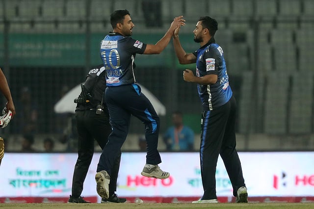 মাশরাফির তোপ সামলাতে পারেনি কুমিল্লা। ছবি: প্রথম আলো