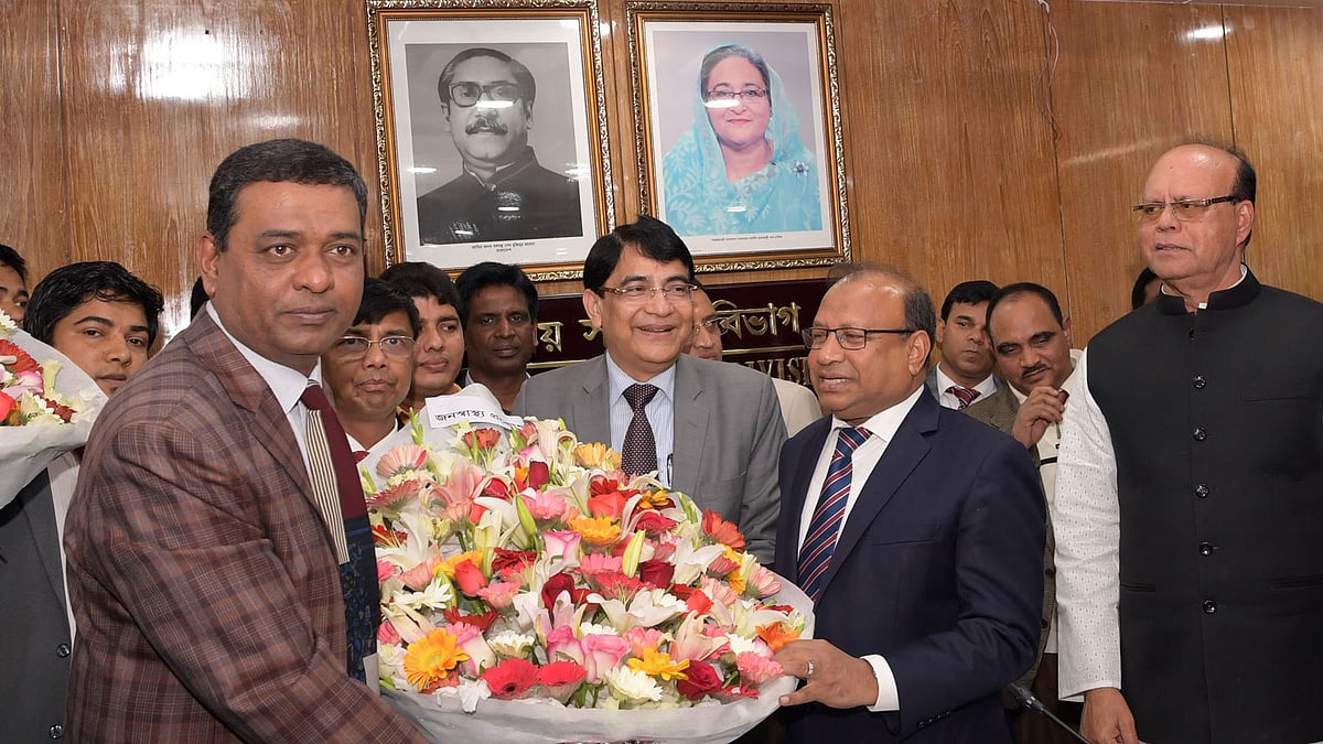 সচিবালয়ে প্রথম কার্যদিবসে স্থানীয় সরকার, পল্লি উন্নয়ন ও সমবায় মন্ত্রী মো. তাজুল ইসলামকে স্বাগত জানান মন্ত্রণালয়ের কর্মকর্তারা। ছবি: প্রথম আলো