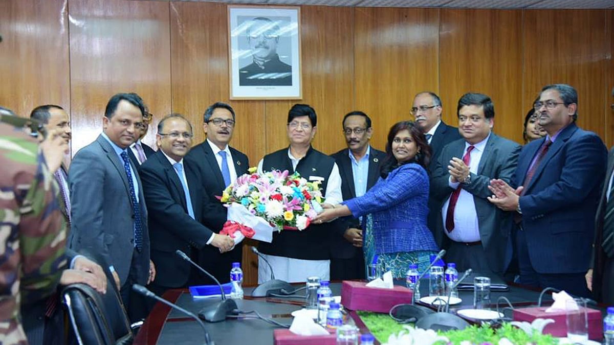 পররাষ্ট্র প্রতিমন্ত্রী শাহরিয়ার আলম ও মন্ত্রণালয়ের কর্মকর্তারা ফুল দিয়ে পররাষ্ট্রমন্ত্রী এ কে আবদুল মোমেনকে শুভেচ্ছা জানাচ্ছেন। ছবি: পিআইডি