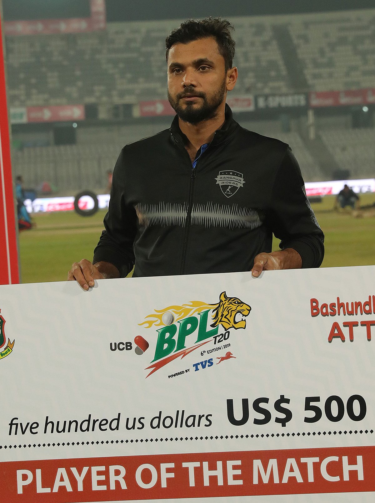 এবারের বিপিএলে প্রথম বাংলাদেশি হিসেবে ম্যাচ সেরা হলেন মাশরাফি। ছবি: প্রথম আলো
