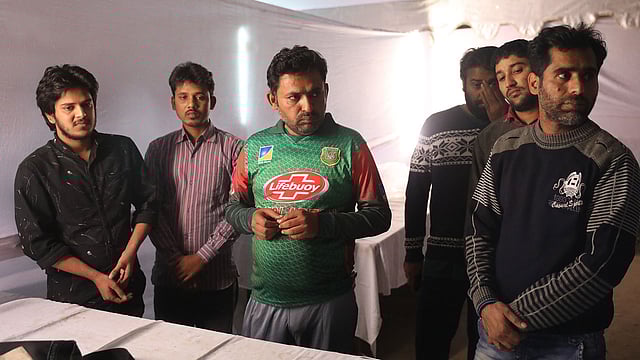 জুয়াড়িদের আটক করে রাখা হয় শেরেবাংলা স্টেডিয়ামের অস্থায়ী পুলিশ বক্সে । ছবি: প্রথম আলো