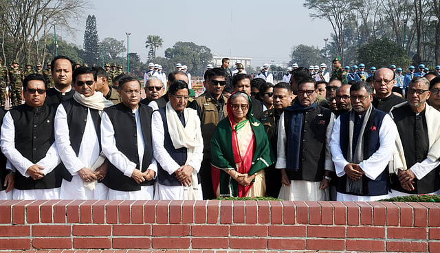 একাত্তরের শহীদদের প্রতি শ্রদ্ধা জানিয়ে কিছুক্ষণ নীরবে দাঁড়িয়ে থাকেন প্রধানমন্ত্রী শেখ হাসিনা ও মন্ত্রিসভার সদস্যরা। ছবি: পিআইডি
