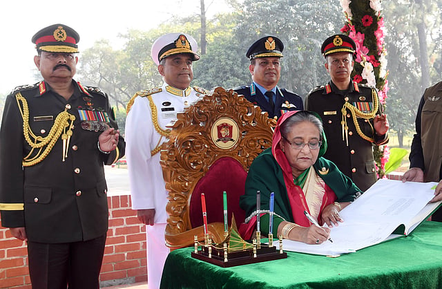 প্রধানমন্ত্রী শেখ হাসিনা স্মৃতিসৌধের পরিদর্শন বইয়ে সই করেন। ছবি: পিআইডি