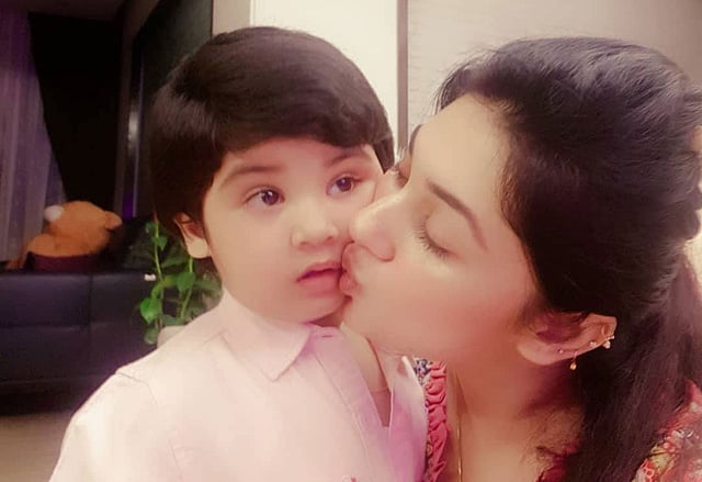 মা অপু বিশ্বাসের সঙ্গে আব্রাম খান জয়। ছবি: ফেসবুক থেকে নেওয়া