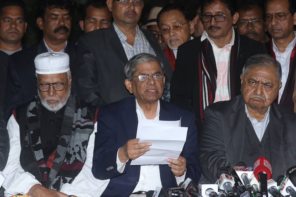 বৈঠক শেষে জাতীয় ঐক্যফ্রন্টের পক্ষে লিখিত বক্তব্য পাঠ করেন বিএনপির মহাসচিব মির্জা ফখরুল ইসলাম আলমগীর। বেইলি রোড, ঢাকা, ৮ জানুয়ারি। ছবি: আবদুস সালাম