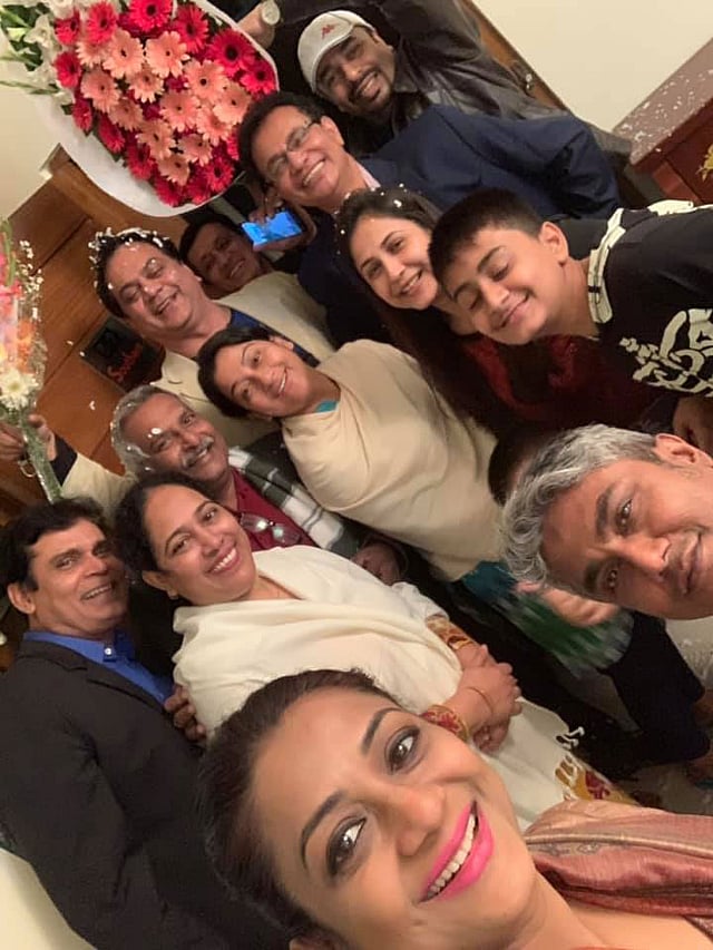 সবার সঙ্গে সুইটির সেলফি