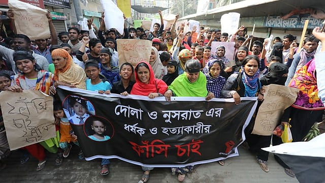 দুই শিশুর হত্যাকারীর ফাঁসির দাবিতে এলাকাবাসীর বিক্ষোভ মিছিল। কোনাপাড়া এলাকা, ডেমরা। ছবি: দীপু মালাকার