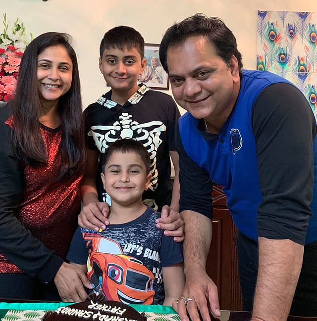 স্ত্রী ফারজানা চুমকি আর দুই ছেলে মীর ফারসাদ ও মীর সানদিদের সঙ্গে মীর সাব্বির