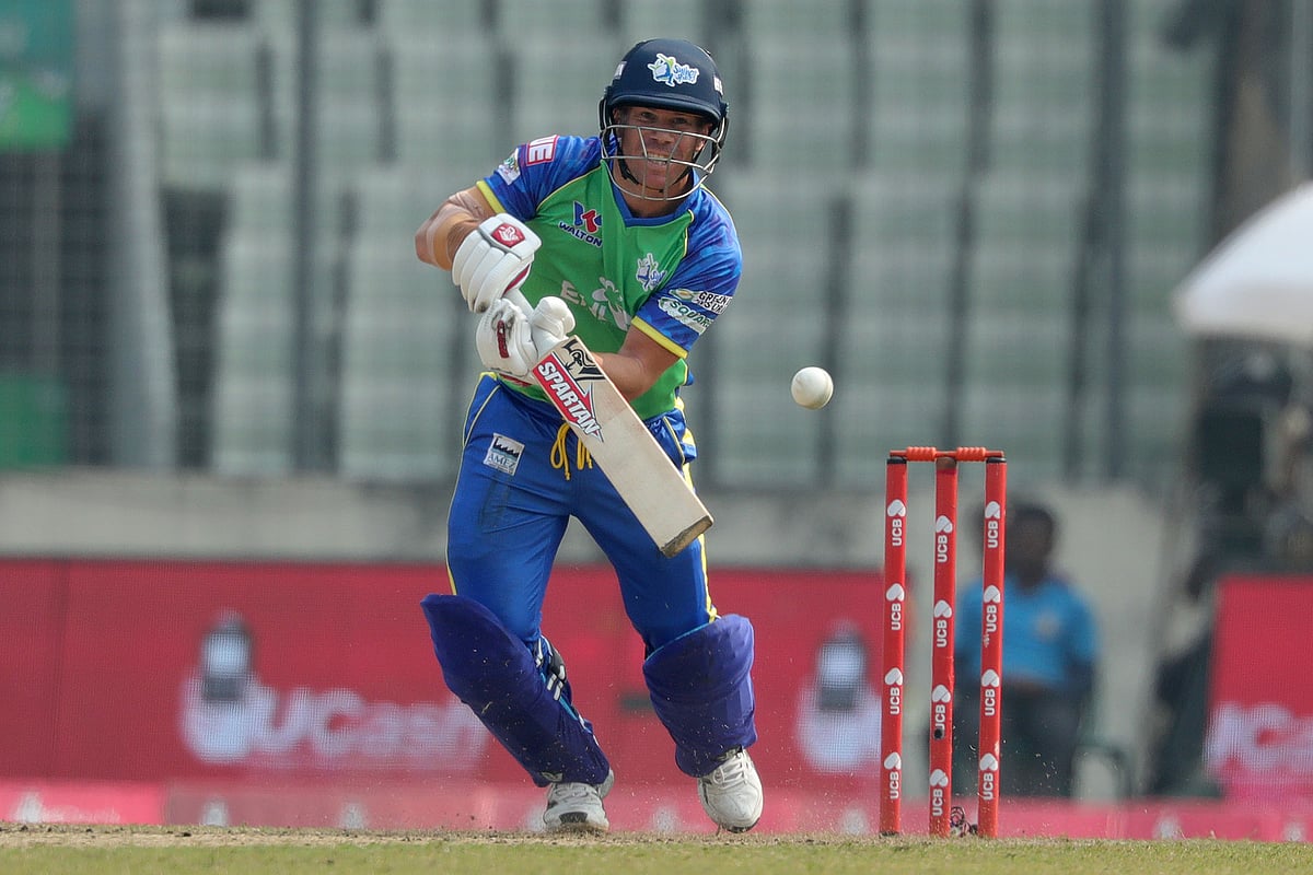 বিপিএলে আজ নিজেকে মেলে ধরলেন ডেভিড ওয়ার্নার। ছবি: শামসুল হক