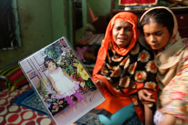 আজ ছিল ফারিয়া আক্তার দোলার জন্মদিন। নৃশংসতার শিকার হয়ে সে এখন না ফেরার দেশে। তার ছবি হাতে মা পারভিন বেগমের আহাজারি। ৯ জানুয়ারি, ঢাকা। ছবি: হাসান রাজা