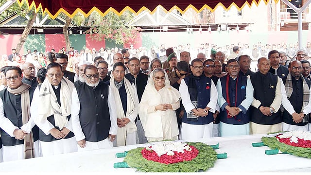 প্রধানমন্ত্রী ও মন্ত্রিসভার সদস্যদের শ্রদ্ধা নিবেদন। ছবি: পিআইডি