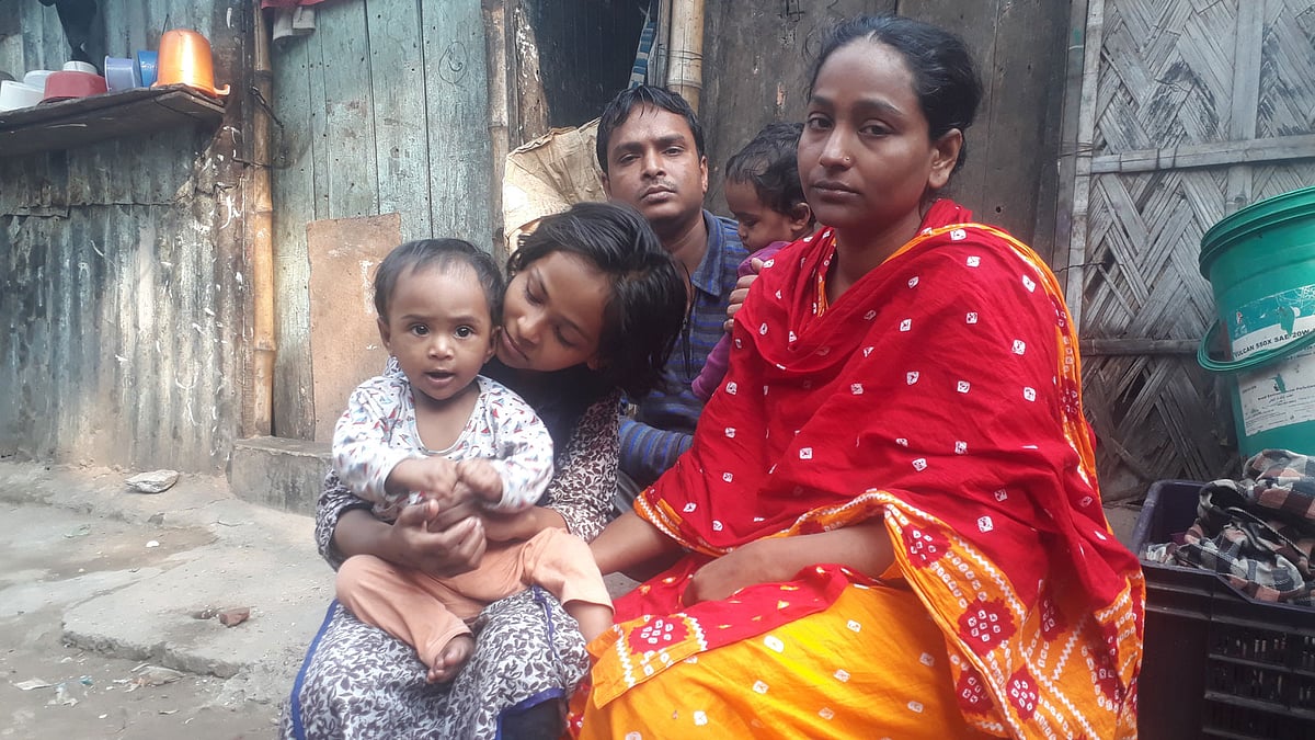 শিশু আশামনির বাবা-মা ও তিন বোন। ঢাকা, ৯ জানুয়ারি। ছবি: আসাদুজ্জামান
