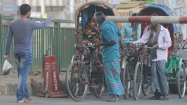 রেলক্রসিংয়ের গেট পড়ার আগেই যাত্রীবাহী রিকশা নিয়ে বেরিয়ে যাওয়ার চেষ্টায় এক রিকশাচালক। কিন্তু গেটের কারণে আটকে যায় রিকশা, ভয়ে কান্নাজুড়ে দেয় রিকশার শিশুটি।