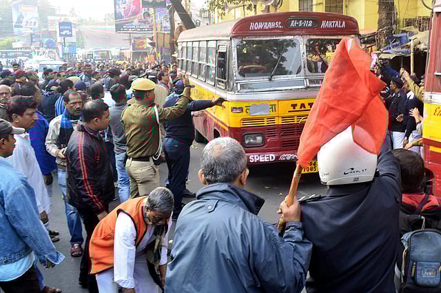 রাস্তায় নামা বাস আটকে দেয় অবরোধকারীরা। যাদবপুর, পশ্চিমবঙ্গ, ভারত। ছবি: ভাস্কর মুখার্জি