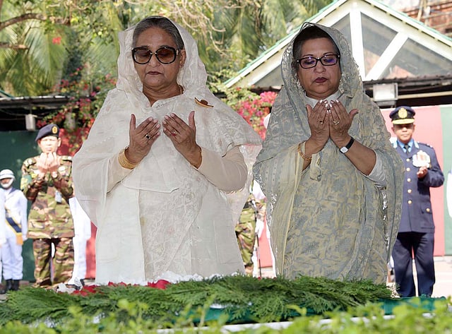 ফুল দিয়ে শ্রদ্ধা নিবেদনের পর প্রধানমন্ত্রী শেখ হাসিনা ও তাঁর ছোট বোন শেখ রেহানা মোনাজাতে অংশ নেন। ছবি: পিআইডি
