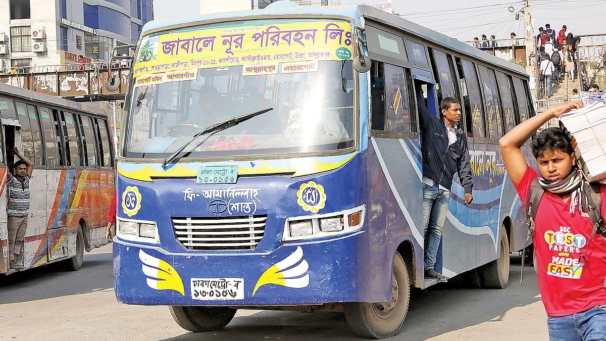 এখনো সড়কে চলছে জাবালে নূর  পরিবহনের বাস। গতকাল রাজধানীর  উত্তরায়।  ছবি: প্রথম আলো