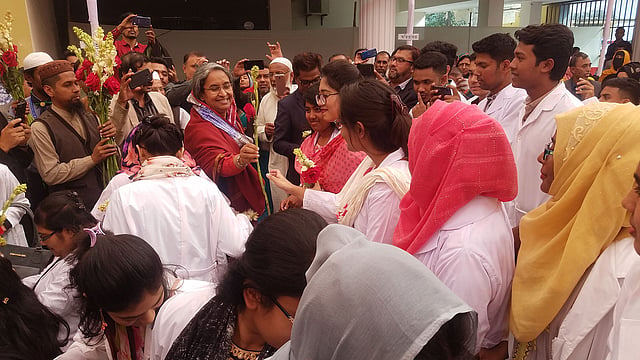 এমবিবিএস প্রথম বর্ষের শিক্ষার্থীদের ফুল দিয়ে বরণ করেন দীপু মনি। ছবি: প্রথম আলো