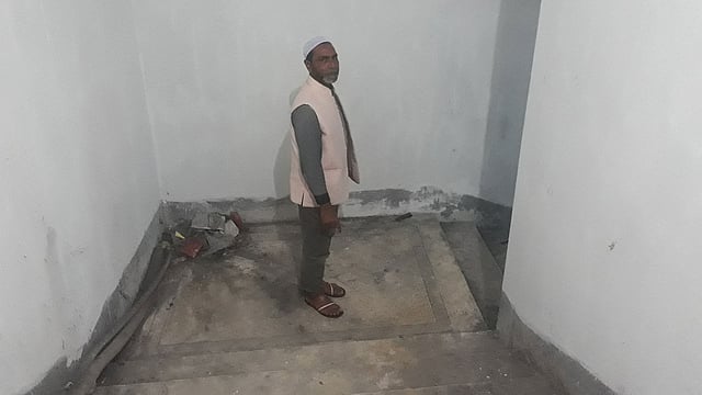 ভবনের ব্যবস্থাপক ফারুক যেখানে দাঁড়িয়ে আছেন সেখানে পড়ে ছিল নূর খাতুনের ভাতের দুটি বাটি। কেরানীগঞ্জ, ১০ জানুয়ারি। ছবি: আসাদুজ্জামান