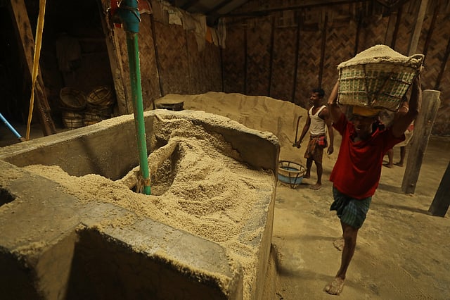 লবণ প্রস্তুতের পর গুদামে নেওয়া হচ্ছে