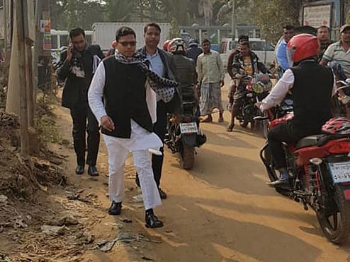 হেঁটে অফিসে যান তথ্য ও যোগাযোগ প্রতিমন্ত্রী জুনাইদ আহমেদ। ঢাকা, ১০ জানুয়ারি। ছবি: প্রতিমন্ত্রীর ফেসবুক থেকে নেওয়া