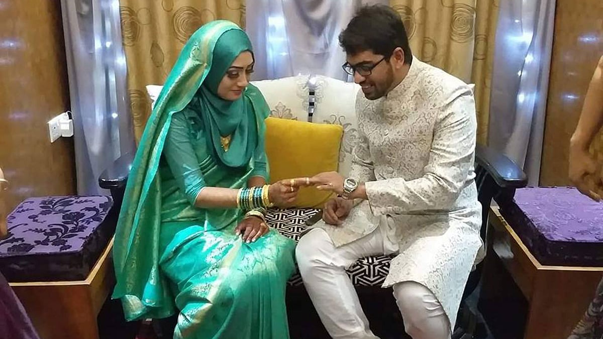 বিয়ের পর স্ত্রী তামান্না ইসলামের সঙ্গে ওমর আয়াজ অনি। ছবি: সংগৃহীত