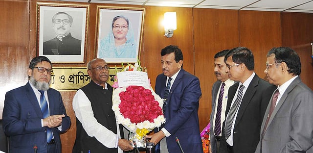 নতুন মৎস্য ও প্রাণিসম্পদ প্রতিমন্ত্রী আশরাফ আলী খানকে মন্ত্রণালয়ের কর্মকর্তা-কর্মচারীরা ফুল দিয়ে শুভেচ্ছা জানাচ্ছেন। সচিবালয়, ঢাকা, ১০ জানুয়ারি। ছবি: পিআইডি