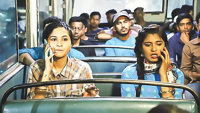 ইতি, তোমারই ঢাকা ছবিতে স্পর্শিয়া (বাঁয়ে)
