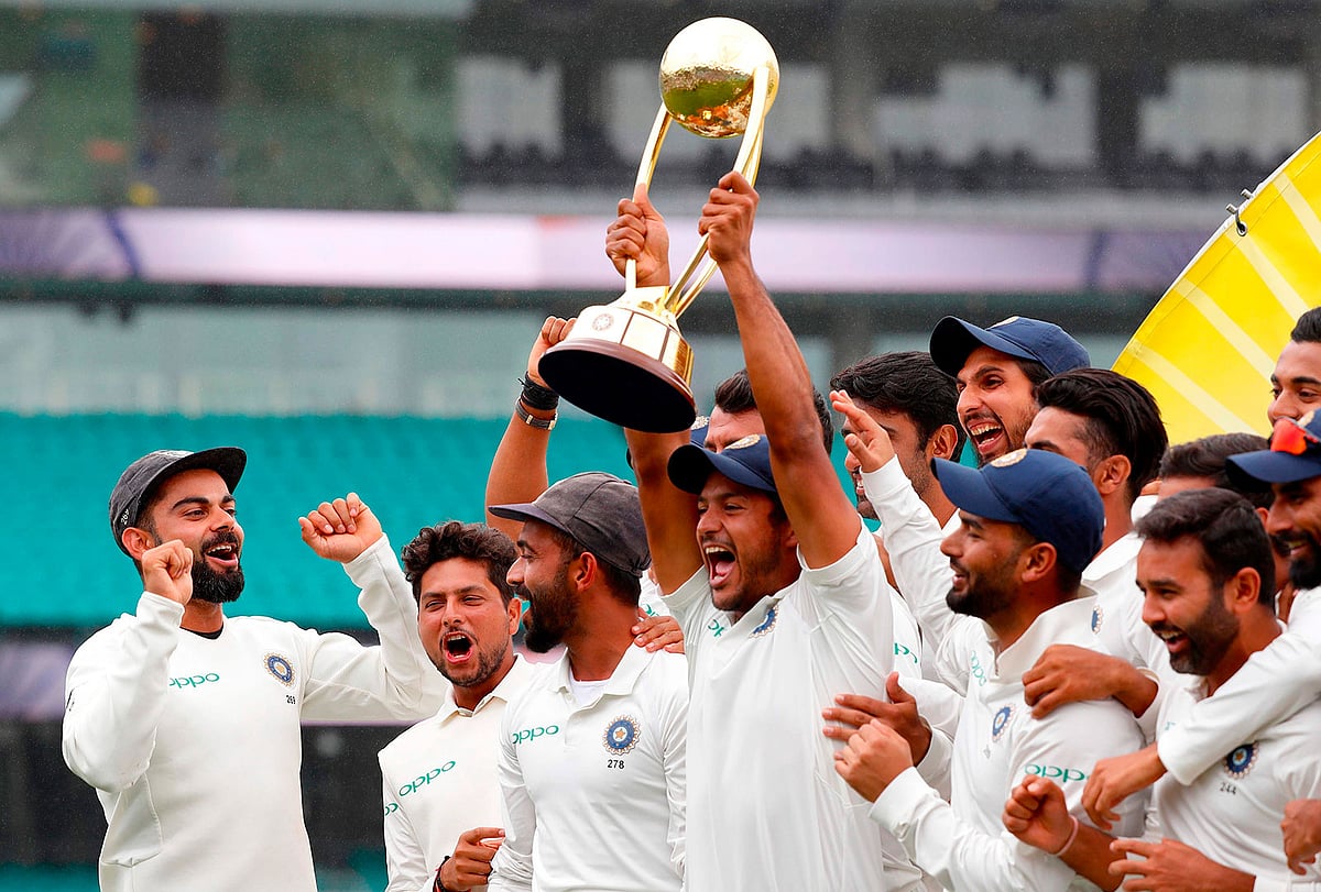 মায়াঙ্ক আগারওয়ালের হাতেই প্রথম শোভা পেল অস্ট্রেলিয়াকে হারিয়ে পাওয়া ট্রফি। ছবি: এএফপি