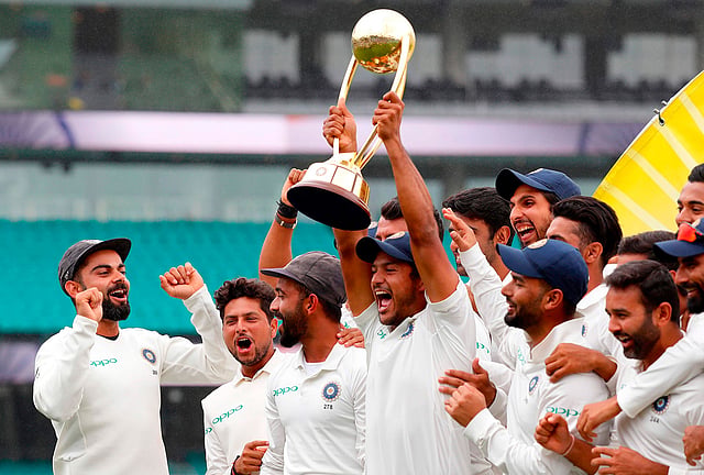 মায়াঙ্ক আগারওয়ালের হাতেই প্রথম শোভা পেল অস্ট্রেলিয়াকে হারিয়ে পাওয়া ট্রফি। ছবি: এএফপি