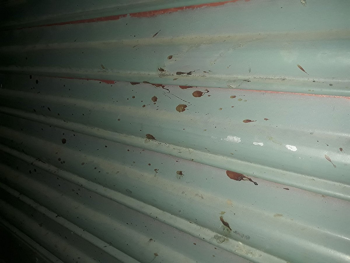 আজও রক্তের দাগ লেগে আছে শাটারে। কেরানীগঞ্জ, ১০ জানুয়ারি। ছবি: আসাদুজ্জামান