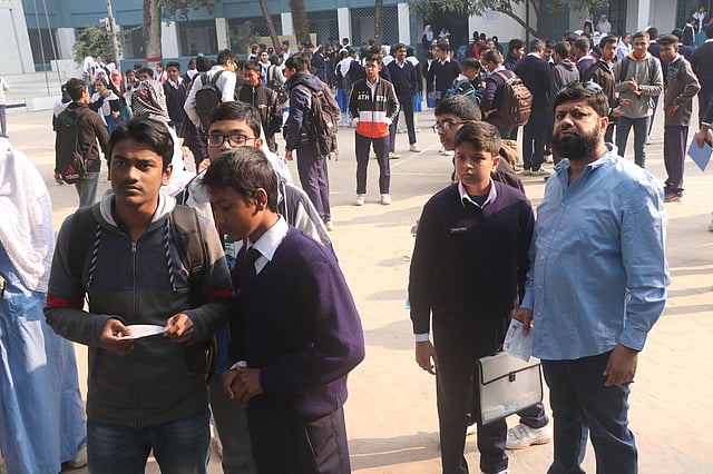 কোন কক্ষে আসন পড়েছে, দেখে নিচ্ছে শিক্ষার্থীরা। ছবি: প্রথম আলো