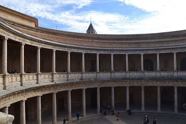 আলহাম্বরা দুর্গের একটি অংশের অভ্যন্তরীণ অঙ্গন।