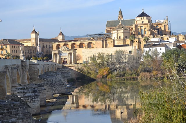 কর্ডোভার গাদালকুইভি রোমান সেতুর ওপর থেকে কর্ডোভা শহরের নানা ঐতিহাসিক স্থাপনা।