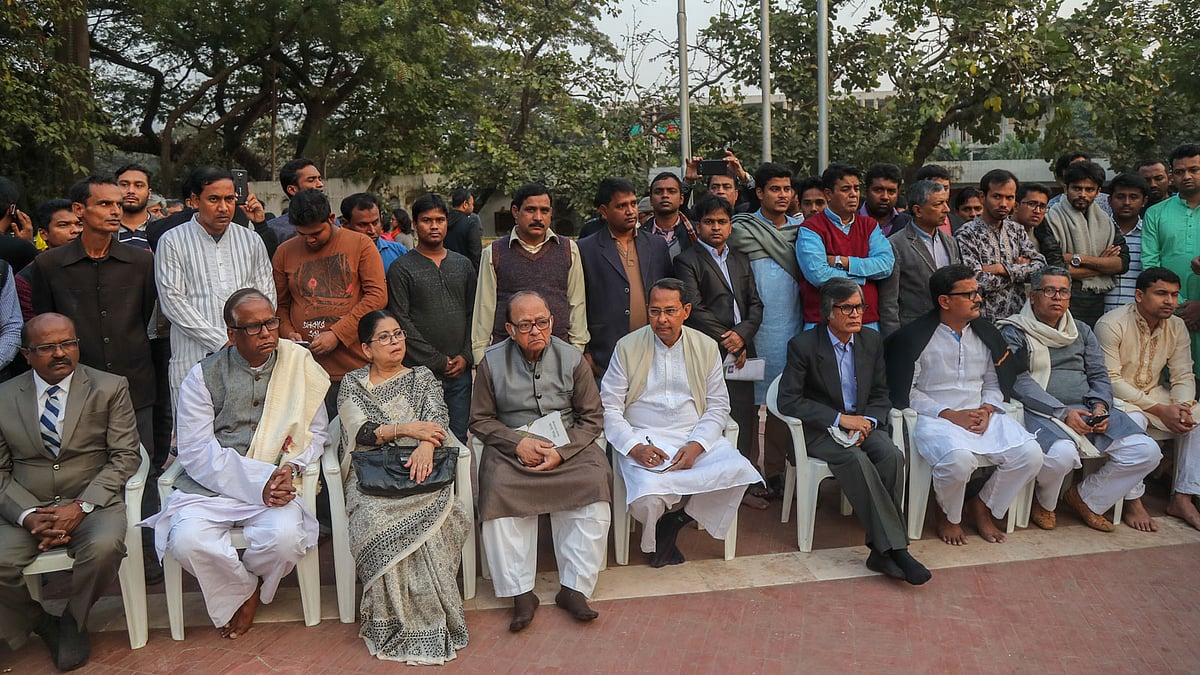 সৈয়দ আশরাফুল ইসলামের স্মরণসভায় বিশিষ্টজনেরা। শুক্রবার, কেন্দ্রীয় শহীদ মিনার, ঢাকা। ছবি: সাজিদ হোসেন